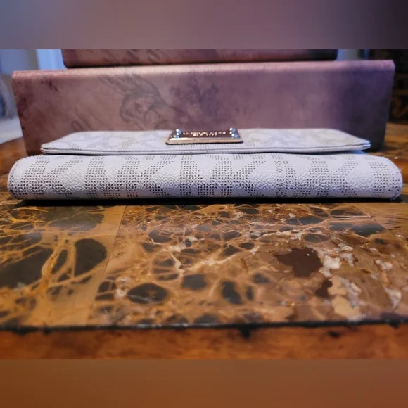 MICHAEL KORS LONG WALLET - Picture 8 of 14